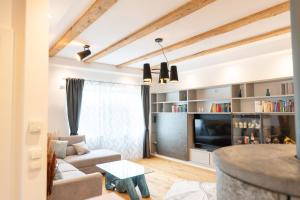 Una sala de estar con un sofá y un televisor en Zeller Panorama, en Mariazell