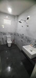 Ένα μπάνιο στο New Villa-Weligama