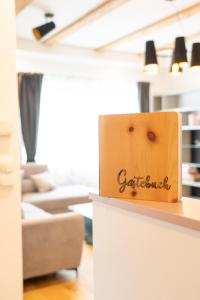 una caja sobre una encimera en una sala de estar en Zeller Panorama, en Mariazell