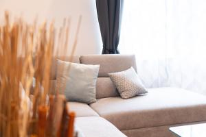 un sofá con almohadas junto a una ventana en Zeller Panorama, en Mariazell 20 fotos más