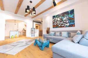 Una sala de estar con un sofá y un cuadro en la pared. en Zeller Panorama, en Mariazell