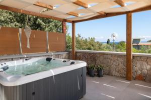 bañera de hidromasaje en el patio de una casa en Terpsis Pool Villa, en Rodas