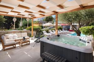 bañera de hidromasaje en un patio bajo un techo de madera en Terpsis Pool Villa, en Rodas