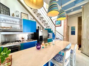 eine Küche mit blauen Schränken und einer Arbeitsplatte in der Unterkunft Casa Lazuli 303 Cartagena in Cartagena de Indias