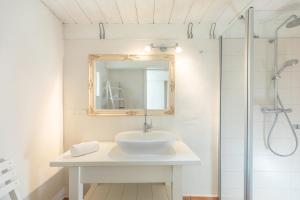 a white bathroom with a sink and a mirror at Reethus Humptrup in Humptrup +25 photos