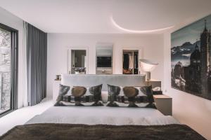 een slaapkamer met een groot bed en een groot raam bij VILLA QUINTA TORRINHA Rooms in Funchal +65 foto's