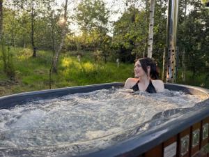 eine Frau sitzt in einem Whirlpool in der Unterkunft Martins Meadow Private Wellness Escape in Ballynahinch + 4 Fotos