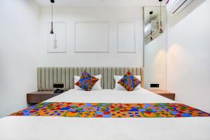 Ένα ή περισσότερα κρεβάτια σε δωμάτιο στο FabHotel Sanviraaj