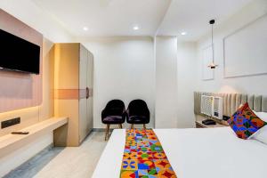 Ένα ή περισσότερα κρεβάτια σε δωμάτιο στο FabHotel Sanviraaj +25 φωτογραφίες