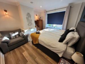 Posezení v ubytování Modern 2 bed pet friendly Bungalow near countryside and a short drive to seafront- with large private garden by Catchpole Stays