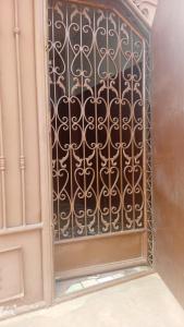 Abomey-CalaviAT Home的墙上有金属门的门