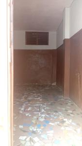 Abomey-CalaviAT Home的一个空房间，有天花板、窗户和地板