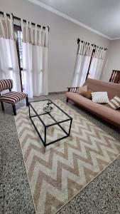 a living room with a couch and a glass table at Mejor zona de Paraná in Paraná +2 photos