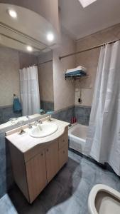 a bathroom with a sink and a tub and a toilet at Mejor zona de Paraná in Paraná