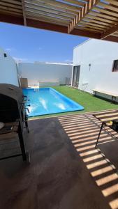 una piscina en medio de una casa en Casa con piscina, en Bahía Inglesa