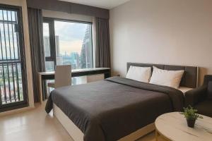 En eller flere senge i et værelse på Peaceful Stylish and cozy condo + 12 billeder