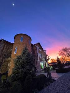 Η ανατολή ή δύση του ηλίου όπως φαίνεται από αυτό το ξενοδοχείο ή από εκεί κοντά