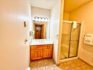 Koupelna v ubytování Poplar River Condos + 17 fotografií