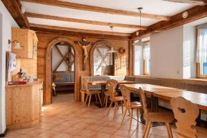 Una cocina con una mesa y sillas de madera. en Zolerhof, en Velturno
