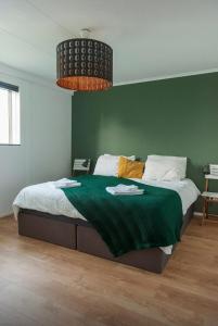 En eller flere senge i et værelse på Apartment de Broekkant + 14 billeder