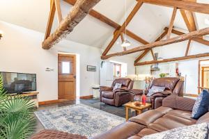 TalsarnauにあるBeudy-Talsarnauのリビングルーム(革製家具、テレビ付)