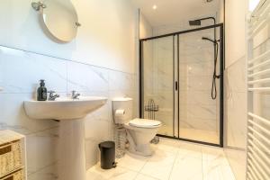 TalsarnauにあるBeudy-Talsarnauのトイレ、洗面台、シャワー付きのバスルーム +24枚の写真