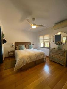 En eller flere senge i et værelse på Villa Mari Prestige