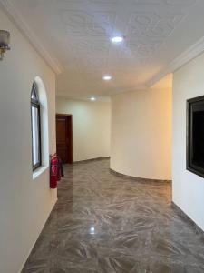 Una habitación vacía con una boca de incendios en la pared. en JD Hotel, en Accra 7 fotos más