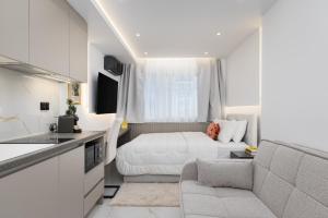 テッサロニキにあるAmelie Studios by halu!の小さなリビングルーム(ベッド1台、ソファ付) +14枚の写真