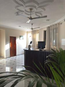 un vestíbulo con un escritorio con un ordenador. en JD Hotel, en Accra