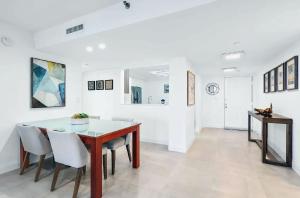 Φωτογραφία από το άλμπουμ του Elegant Two-Bedroom Oceanfront Penthouse with Private Balcony σε Boca Harbour