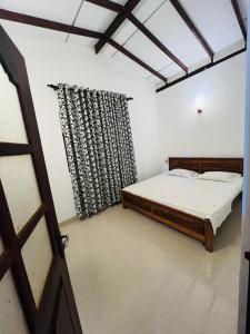 Un dormitorio con una cama y una ventana y una puerta. en Weligama Surf Villa, en Weligama