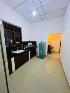 Kuchyň nebo kuchyňský kout v ubytování Weligama Surf Villa