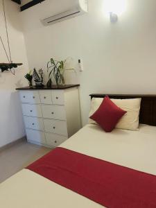 Postel nebo postele na pokoji v ubytování Weligama Surf Villa + 7 fotografií