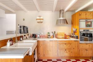 Η κουζίνα ή μικρή κουζίνα στο Longère de charme avec piscine, proche océan