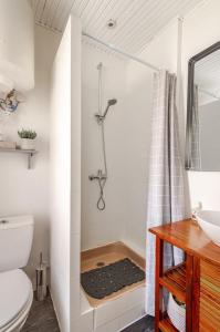 Ένα μπάνιο στο Longère de charme avec piscine, proche océan