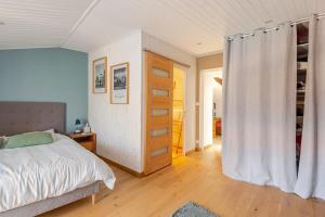 Ένα ή περισσότερα κρεβάτια σε δωμάτιο στο Longère de charme avec piscine, proche océan