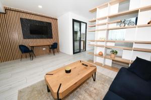 Una sala de estar con una mesa de centro y un sofá en Sweet Luxury - CentralPark, en Galaţi
