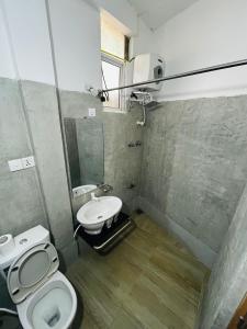 a bathroom with a toilet and a sink at Villa Calton 32 Villa in Weligama Bay in Weligama +21 photos