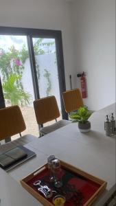 a room with a table with chairs and a table sidx sidx sidx at Villa Sénégal Elise in Ngaring