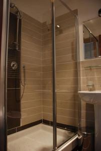 羅馬的住宿－克羅賽奧莊園酒店（克爾賽提大街24號），带淋浴和盥洗盆的浴室
