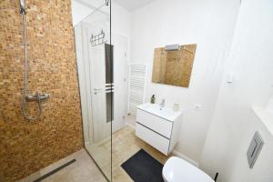 Un baño con ducha, inodoro y lavabo. en Sweet Luxury - CentralPark, en Galaţi 11 fotos más