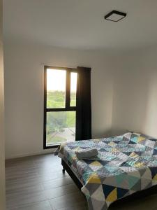 a bedroom with a bed in front of a window at Hermoso depto en Puerto Santa Fe Portofino in Santa Fe