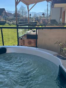 een jacuzzi in de achtertuin met uitzicht bij Kominkowy Chill - prywatne zewnętrzne jacuzzi w wybranych apartamentach in Biały Dunajec +109 foto's