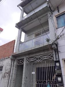 a gate on the side of a building at Apartamento in Belém