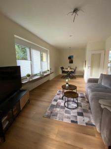 ein Wohnzimmer mit Sofa und Tisch in der Unterkunft Frieslandliebe in Schortens