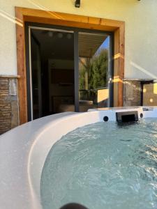 een jacuzzi voor een huis bij Kominkowy Chill - prywatne zewnętrzne jacuzzi w wybranych apartamentach in Biały Dunajec