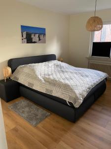 ein großes Bett in einem Schlafzimmer mit Holzboden in der Unterkunft Frieslandliebe in Schortens