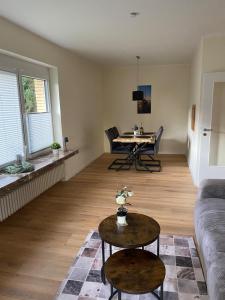 ein Wohnzimmer mit Sofa und Tisch in der Unterkunft Frieslandliebe in Schortens