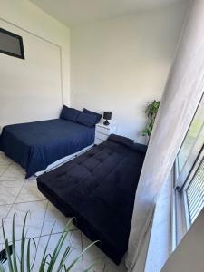 リオデジャネイロにあるApartment near the beachのベッド2台と窓のある寝室 +16枚の写真